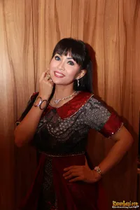 Cantiknya Ratna Listy Dengan Baju Batik Super Modis