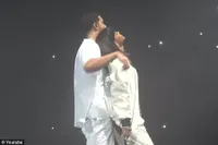 Chris Brown Balas Keintiman Duet Rihanna dan Drake