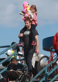 Chris Martin Bawa Putrinya ke Taman Bermain