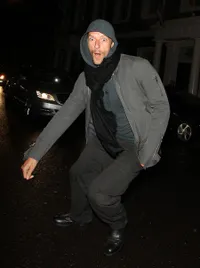 Chris Martin Lari Dari Kejaran Paparazzi