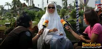 Christine Hakim di Pemakaman Ayahnya