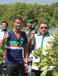 Cristiano Ronaldo Tanam Mangrove Bareng Presiden SBY