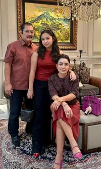 Daddy's Little Girl! Kedekatan Bambang Tri dan Khirani Anak dari Mayangsari - Bahagia Anak Pulang dari Australia