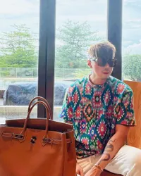 Dagunya Tak Lancip Lagi dan Akui Nyesal Ikut Karakter Anime, Potret Roy Kiyoshi yang Makin Ganteng & Keren - Pamer Tato di Tangannya
