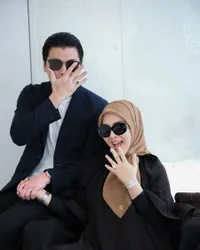 Dapat 300 Kuntum Mawar Pink dari Reino Barack, Ini 8 Potret Syahrini Rayakan Anniversary ke-5 - Selalu Mesra Keliling Dunia