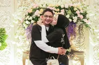 Dapat Kejutan Dari Istri, Potret Perayaan Ulang Tahun Pasha Ungu ke-42 : Adelia Pasha Sempat Beri Kecupan Manis dan Mesra di Pipi