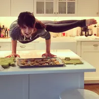 Dari Dapur Hingga Jalanan, Hilaria Baldwin Doyan Pamer Pose Yoga