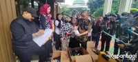 Dari Ikat Pinggang - Celana Dalam, Foto Venna Melinda Kembalikan Ratusan Barang Milik Ferry Irawan