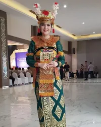 Dari Mahalini Sampai Luna Maya, 8 Potret Artis Kenakan Baju Tradisional Bali - Jegeg Sajan!