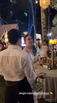 Dari Olla Ramlan - Cinta Laura, Sederet Seleb Ini Ikut Perebutkan Buket Bunga Pernikahan Luna Maya - Heboh saat Momen Pelemparan