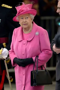 Dari Termurah -Termahal, Ini Detail Tas Favorit Ratu Elizabeth II