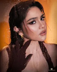 Davina Karamoy Tampil Glamour dan Penuh Percaya Diri di Pemotretan Terbaru