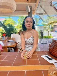 Dea Ananda Jadi Ibu Siaga, Berpose Cantik sambil Awasi Anak Main