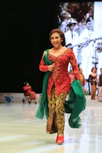 Debut Bu Susi Sebagai Model Catwalk Di Fashionshow Anne Avantie
