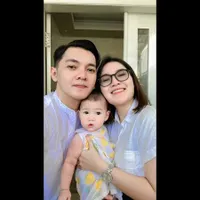 Definisi Glowing Sejak Bayi, 8 Potret Gendhis Madaharsa Anak Nella Kharisma dan Dory Harsa - Wajah Manisnya Makin Mirip Sang Mama