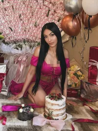 Denada Rayakan Ulang Tahun ke-47, Pamer Cincin Berlian