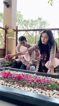 Denny Caknan Nyekar ke Makam Didi Kempot di Momen Lebaran