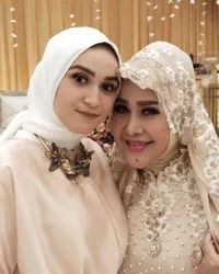 Deretan Cucu Perempuan Elvy Sukaesih yang Cantik Gak Ada Obat, Ada Lulusan UI - Ikut Terjun di Dunia Tarik Suara!