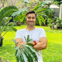 Deretan Foto Anjasmara Pose Bareng Koleksi Tanaman Hijau Kesayangan, Semakin Segar di Usia yang Matang!