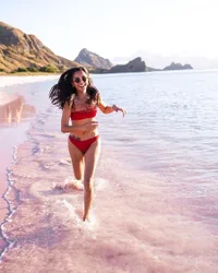 Deretan Foto Gaya Hot Kirana Larasati Berbikini di Pantai, Pamer Body Goals dan Tato Bunga Mawar di Pinggul