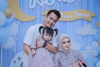 Deretan Foto Hot Daddy Ganteng Eza Gionino Saat Momong Dua Anaknya, Kepala Rumah Tangga dan Suami Idaman!