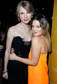 Deretan Foto Ini Buktikan Jika Taylor Swift Memang Tinggi Banget!