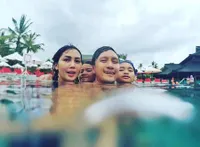 Deretan Foto Keluarga Arie Untung, Kompak Jalani Liburan di Bali