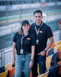 Deretan Foto Keseruan Artis yang Tonton Langsung MotoGP Mandalika 2022, Ada Alshad Ahmad Hadir Tak Bawa Hewan Buas - Omesh Girang Diapit Umbrella Girl