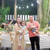 Deretan Foto Momo Geisha Momong Dua Anak, Temani Periksa ke Dokter Sampai Lakukan Sesi Pemotretan Manis