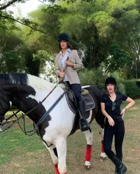 Deretan Foto Nia Ramadhani Berkuda Bareng Adinda Bakrie, Dadakan Tapi Seru Abis!