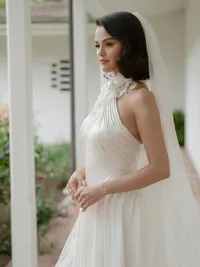 Deretan Gaun Pengantin Selena Gomez di Hari Pernikahan dengan Benny Blanco, Stunning