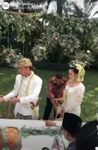 Deretan Momen Romantis, Hamish Daud & Raisa Bertukar Cincin Kawin