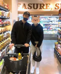 Deretan Foto Sehun EXO Bareng Penggemar Beruntung, Tak Sengaja Ketemu di Apotek Hingga di Jalanan