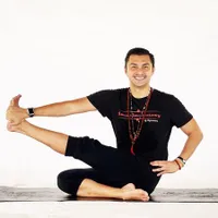 Deretan Pose Jungkir Balik Anjasmara Lakukan Yoga, Bikin Terpukau