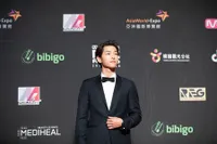 Deretan Potret Ganteng Song Joong Ki Jadi MC 'MAMA 2018 Hongkong'