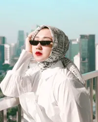 Deretan Potret Kece Dian Pelangi Pakai Doodle Scarf, Netizen : Fabulous Outfit!