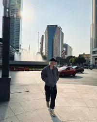 Deretan Potret Memesona Mark NCT Pakai Topi, Damage-nya Bikin NCTzen Susah Nafas Karena Ketampanannya