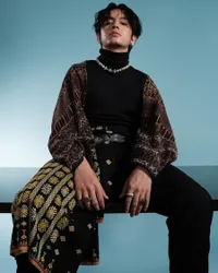 Deretan Seleb Pria Ikut Promosi Pameran Oscar Lawalata, Reza Rahadian Cuma Pakai Sarung Tenun Buat Tutupi Badan