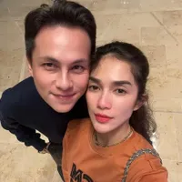 Deretan Selfie Mesra Ussy Sulistiawaty dan Andhika Pratama, Bak ABG Lagi Kasmaran