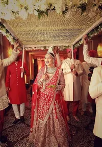 Detail Dekorasi Pernikahan Bipasha Basu - KSG, Mewah Penuh Bunga