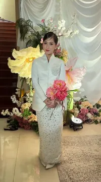Detail Kebaya Adhisty Zara Saat Akad Nikah, Anggun Bawa Buket Bunga 