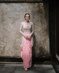 Detail Kebaya dan Makeup Luna Maya saat Sungkeman, Aura Pengantin Mbak Bulan Terpancar Nyata