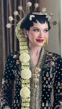 Potret Detail Makeup Alyssa Daguise di Acara Ngunduh Mantu Sukses Bikin Pangling