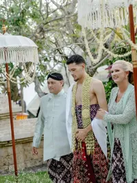 Detail Penampilan Justin Hubner di Momen Siraman dan Midodareni