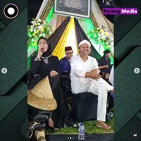Detik-detik Dedi Mulyadi Elus Kepala Gita KDI di Panggung, Didoakan Netizen Berjodoh