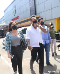 Detik-Detik Jerinx SID Suntik Vaksin Covid-19, Pamer Tato Sebadan - Pejamkan Mata Kala Jarum Mendekat