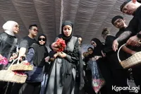 Detik-Detik Olla Ramlan Jatuh Pingsan di Pusara Ibunda Saat Tabur Bunga