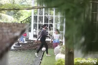 Detik-detik Tsania Marwah Jemput Kedua Anaknya di Kediaman Atalarik Syach, Kedua Anaknya Terkunci di Kamar - Hanya Bisa Komunikasi Lewat Jendela