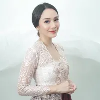 Dewi Yull Punya Menantu Rasa Bestie, 10 Potret Merdianti Octavia yang Cantik Menawan - Hot Mom Dua Anak