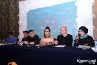 Di Balik Penampilan Garang, Melaney Ricardo Ternyata Suka Bunga